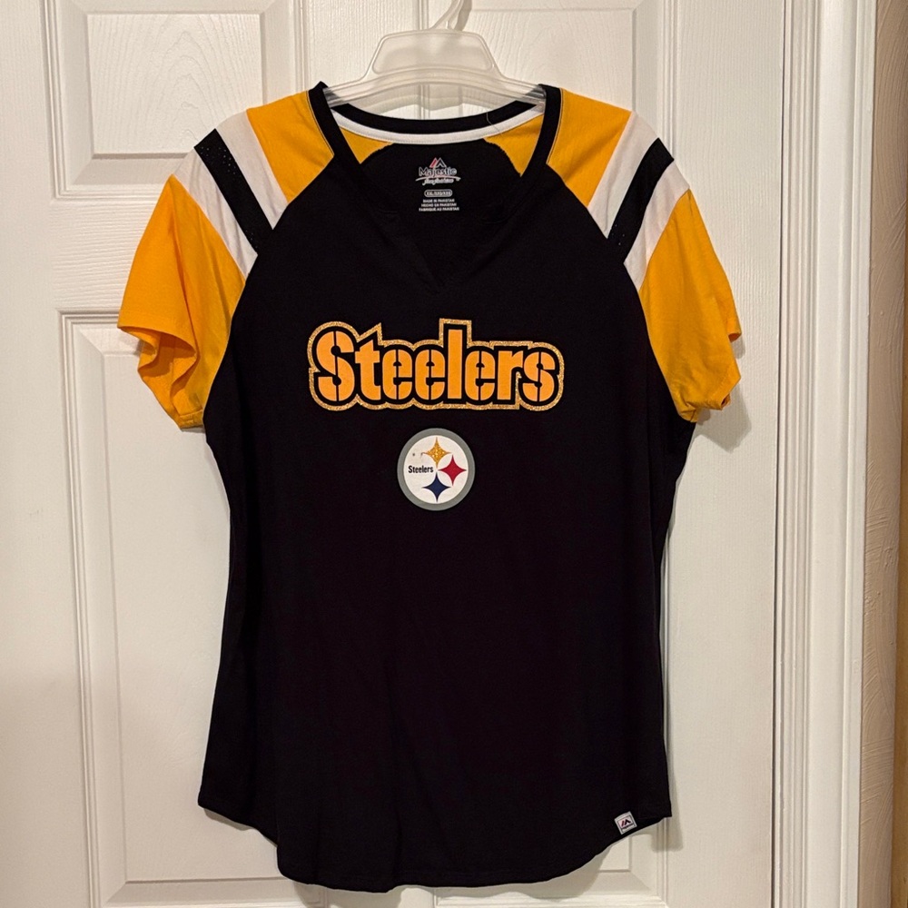 Women’s split neck Steelers glitter outlined tee in hard to find size XXL.